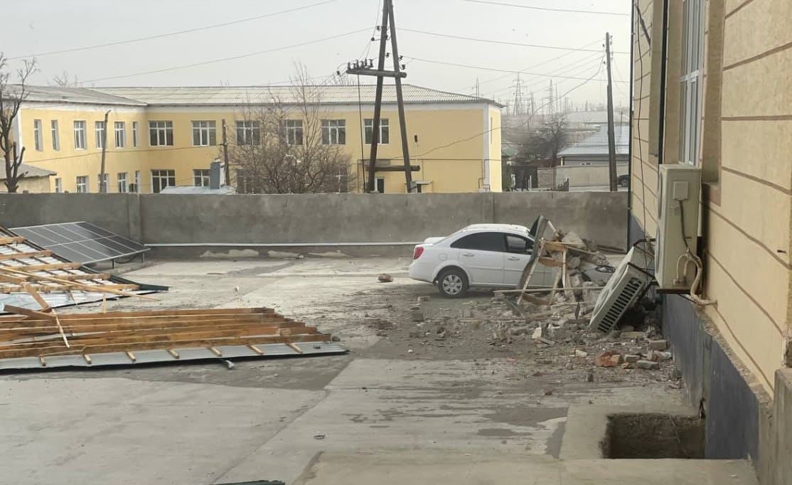 Kuchli shamol Forish tumani hokimligi majlislar zalining tomini uchirib ketdi