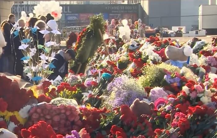 Уроженец Таджикистана привез две машины цветов к мемориалу возле «Крокус Сити Холла»