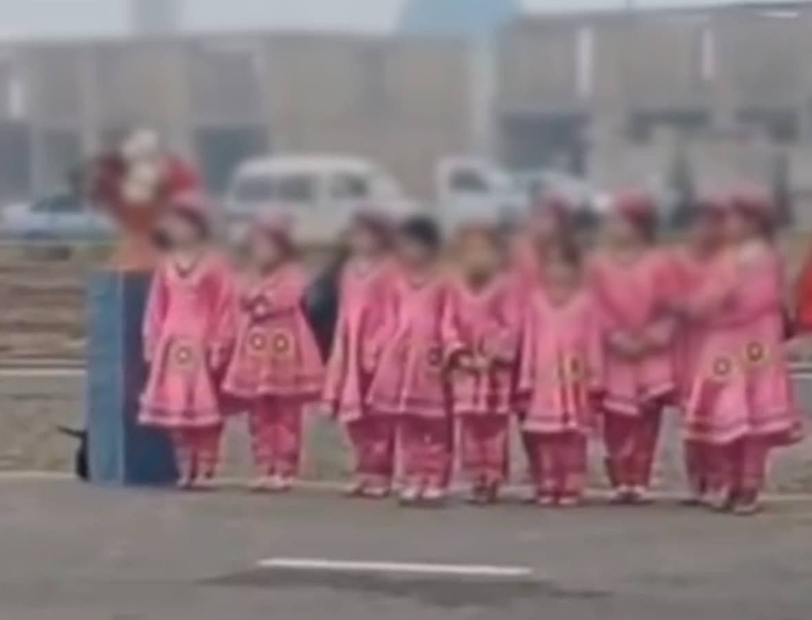 Denovda ko‘prik ochilishiga bag‘ishlangan tadbirga yupun kiyimdagi o‘quvchilar jalb qilindi