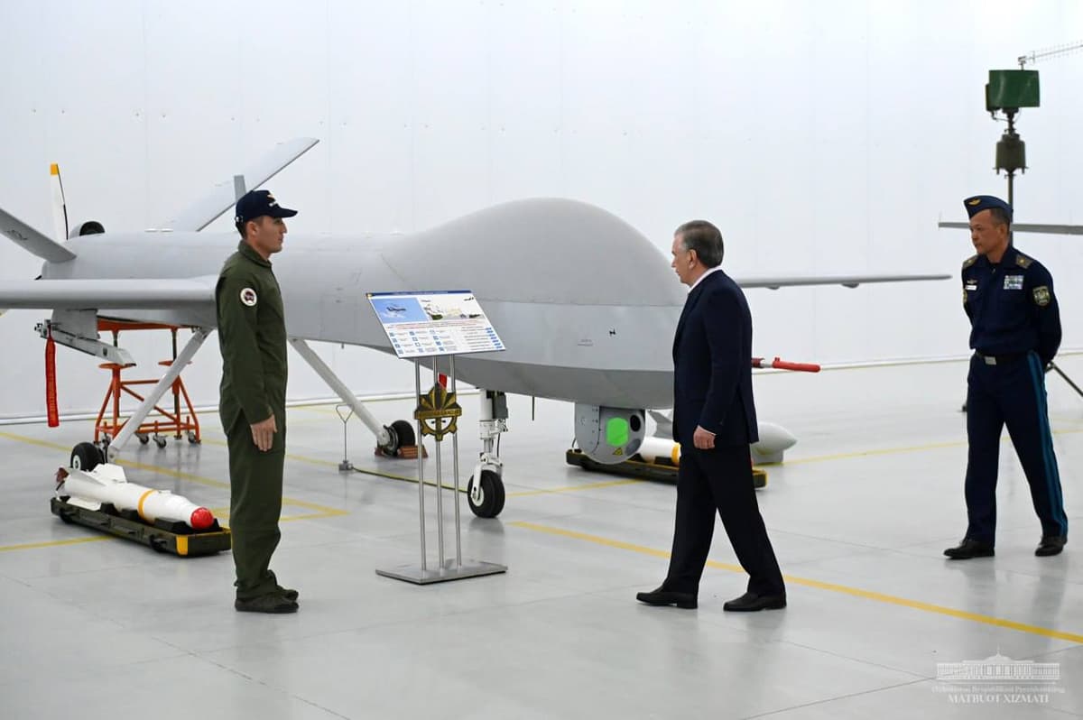 Foto: prezidentga harbiy dronlar ko‘rsatildi, ular orasida Bayraktar ham bor