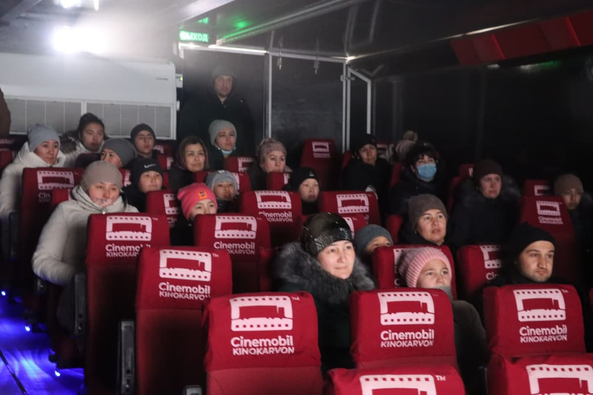 Uchquduqda o‘quvchilar kinomobilda kino ko‘rishga olib borildi. Bu vaqtda havo qattiq sovuq bo‘lgan