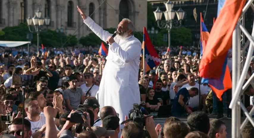 Yerevanda minglab namoyishchilar Pashinyanning iste’fosini talab qildi