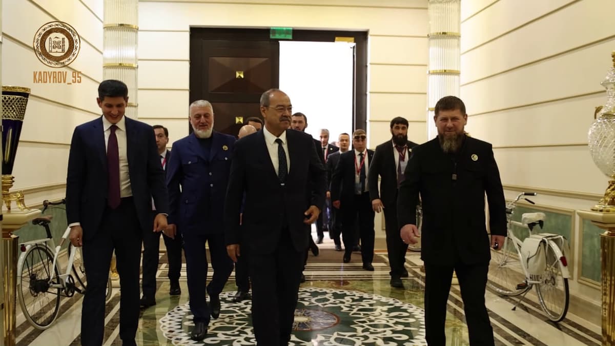 Abdulla Aripov va Otabek Umarov Grozniydagi forumda Ramzan Qodirov bilan uchrashdi