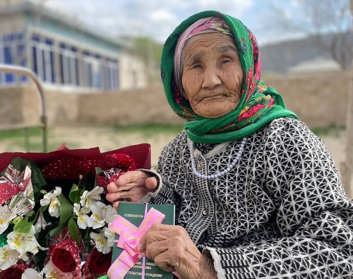 Navoiyda 94 yoshli fuqaroga “metrika” berildi