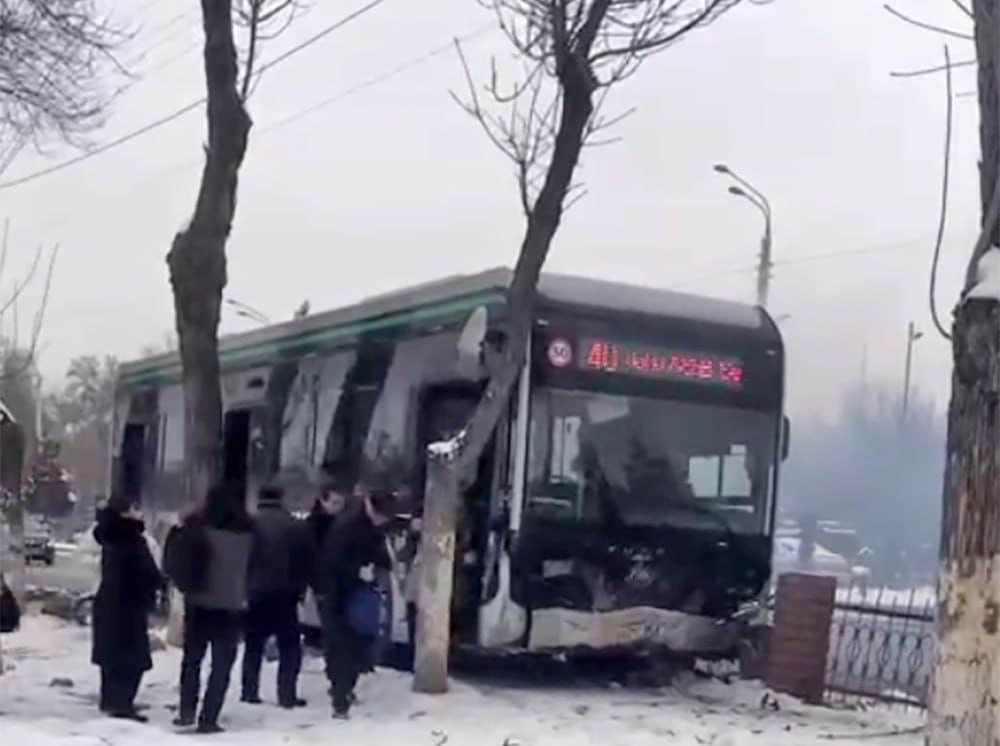 Toshkentda elektrobus yo‘l chetini ajratib turuvchi panjaraga borib urildi