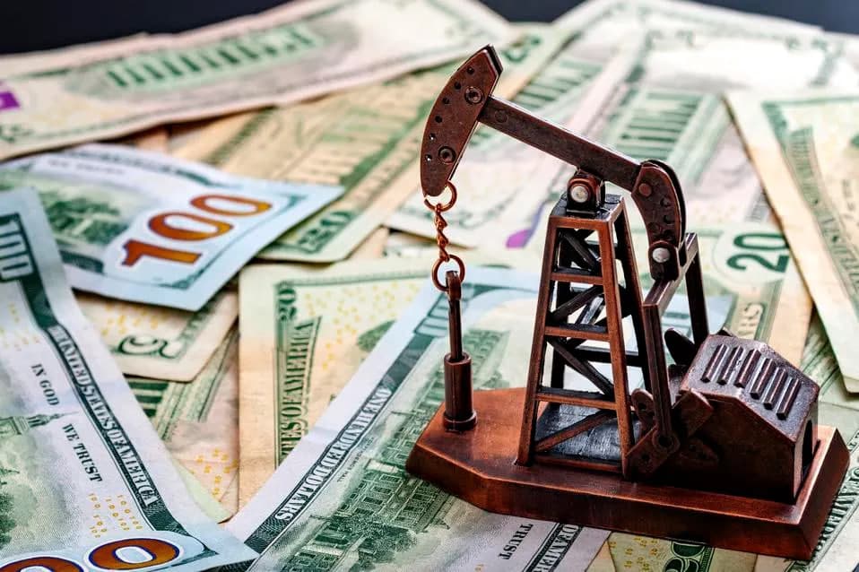 Dollar qadrsizlandi, neft narxi keskin arzonlashdi – Xalqaro moliya bozori sharhi