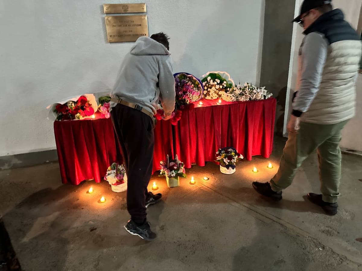 Toshkent ham qayg‘uda. Rossiya elchixonasiga ta’ziya gullari olib kelinmoqda
