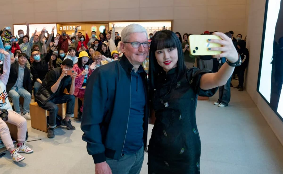 Apple bosh direktori iPhoneʼga sun’iy intellekt joriy etilishi oldidan Xitoyga tashrif buyurdi