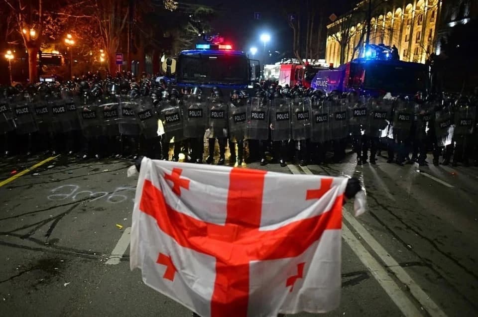 Tbilisida politsiya namoyishchilarni tarqatishni boshladi