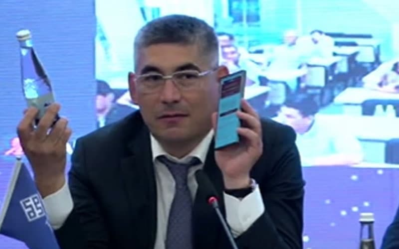 “Bu suv noqonuniy sotib olingan” – Sherzod Qudbiyev tadbirkorlar bilan muloqotda suvning markirovka kodini tekshirdi  