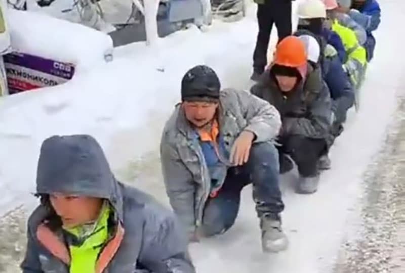 Rossiyada politsiya migrantlarni o‘rdaksimon yurishga majburladi
