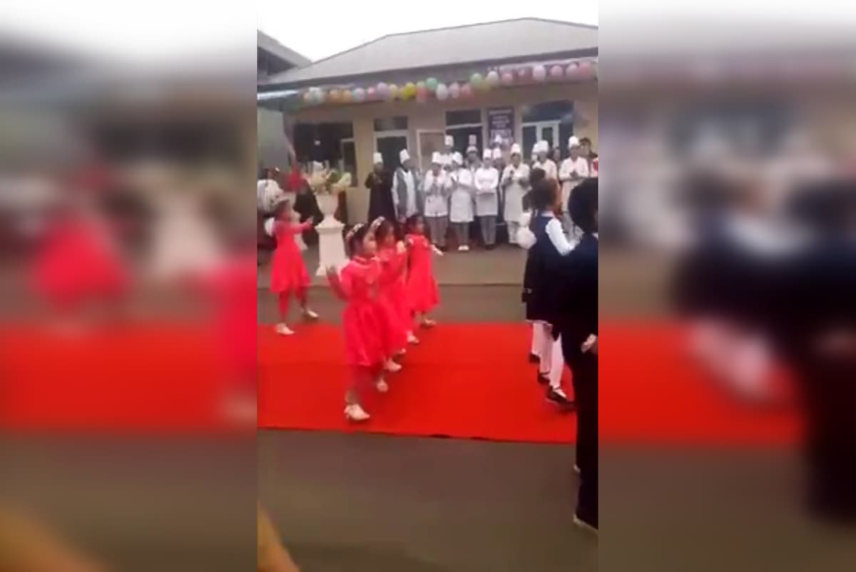 Bo‘ston tumanidagi tadbirga yupun kiyimdagi o‘quvchilar jalb qilindi