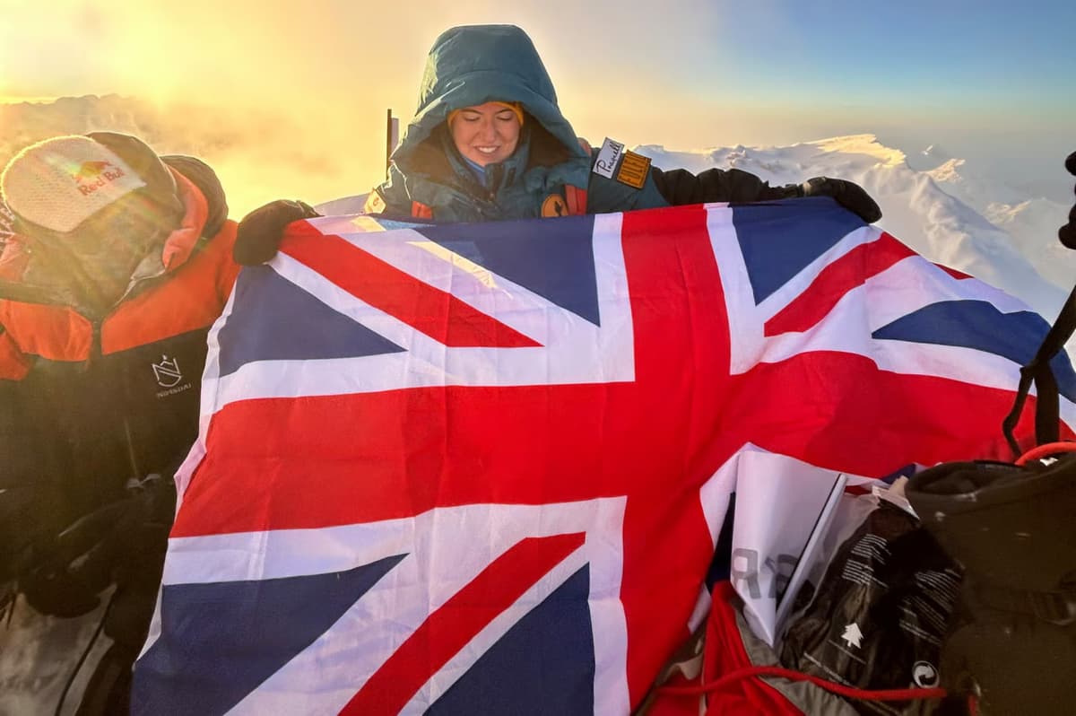 Britaniyalik alpinist dunyodagi barcha baland cho‘qqilarini zabt etgan eng yosh ayolga aylandi