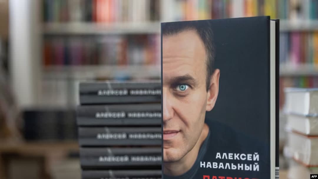 “Ватанпарвар”. Навалний қаттиқ режимдаги колонияда қандай қилиб китоб ёзишга муваффақ бўлди?