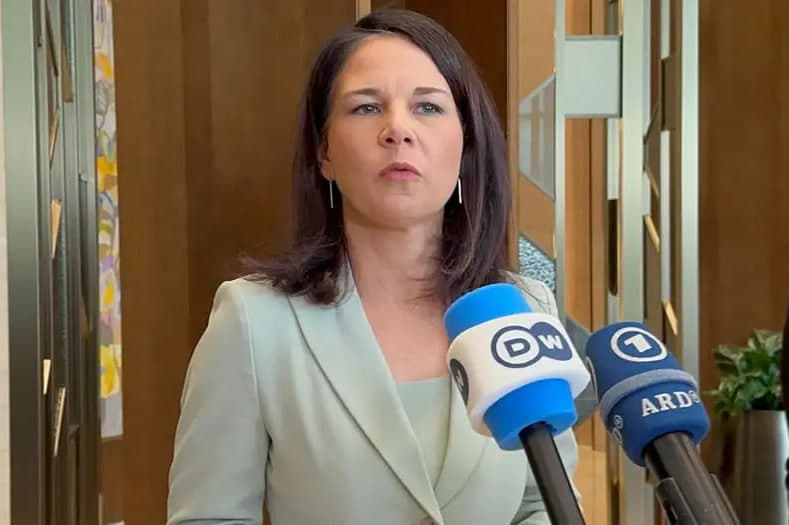 Бербок Украинага ёрдамни қисқартиришга қарши чиқди