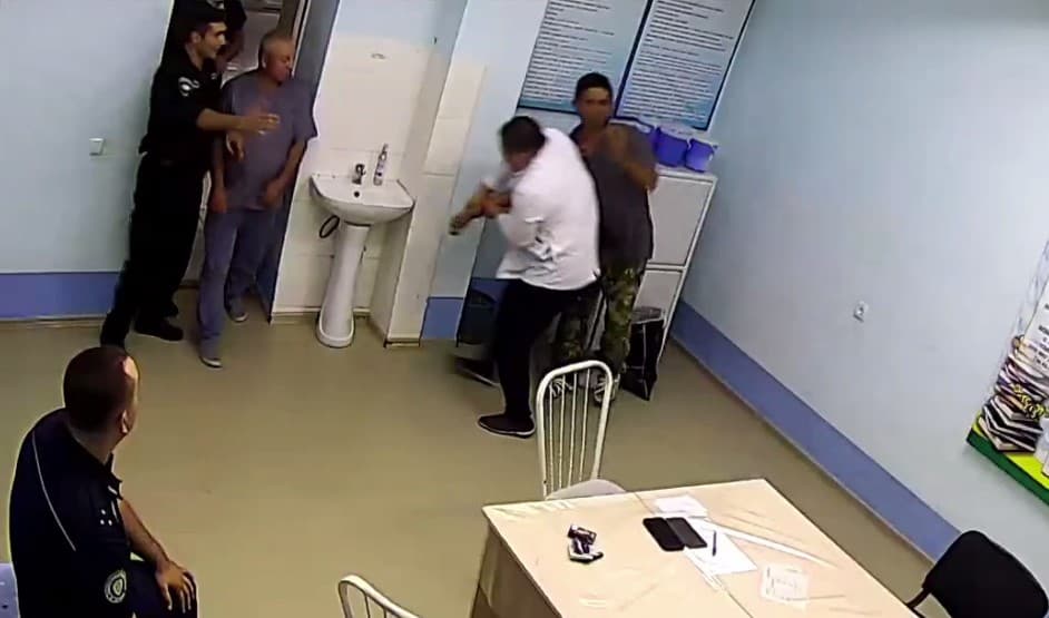 Buxoroda shifokor pichoq bilan o‘zini jarohatlamoqchi bo‘lgan fuqaroni zararsizlantirdi