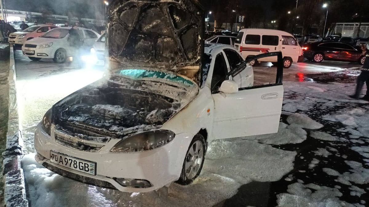 Toshkent xalqaro aeroporti avtoturargohida avtomobil yonib ketdi