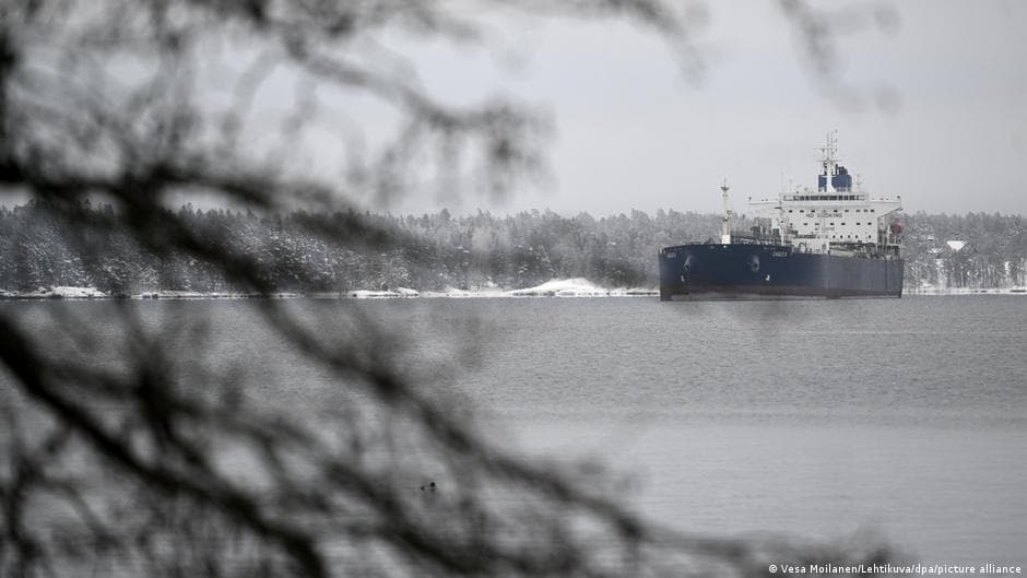«Yashirin flot» tankerlarida Rossiya nefti to‘planib qolmoqda