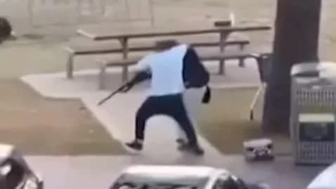 Sidneyda o‘t ochganlardan birining qurolini olib qo‘ygan kishi qahramonga aylandi. Uni Tramp ham maqtadi
