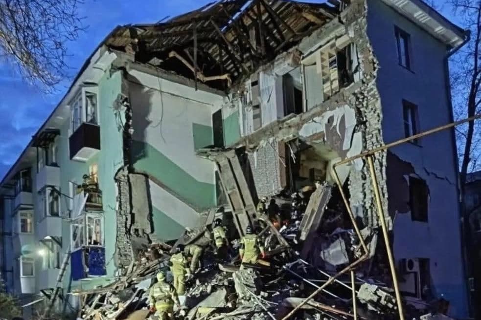 Sizranda Ukraina zarbasi oqibatida ko‘p qavatli uy pod’yezdi quladi