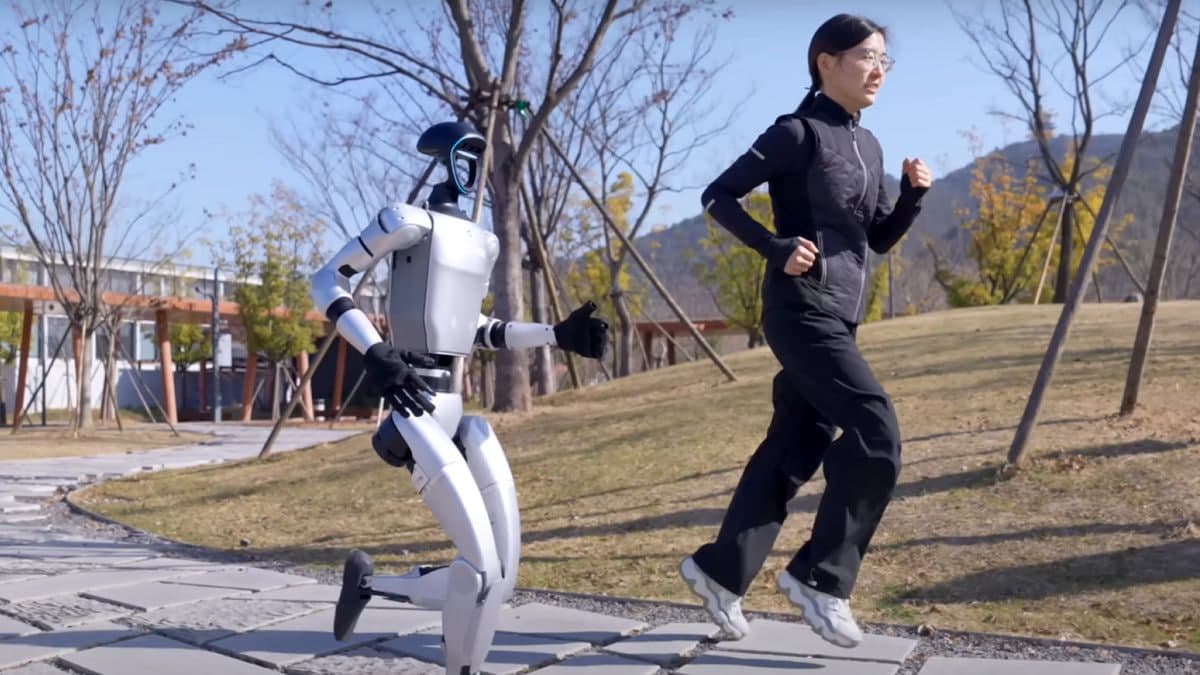 Xitoyda ikki oyoqli robotlarga odamlardek yugurish o‘rgatildi