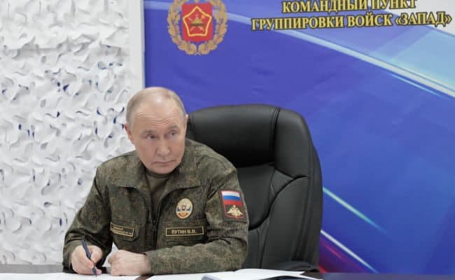 Путин яна ҳарбий формада йиғилиш ўтказди. Лавров Европани «тинчлик йўлидаги асосий ғов» деб атади