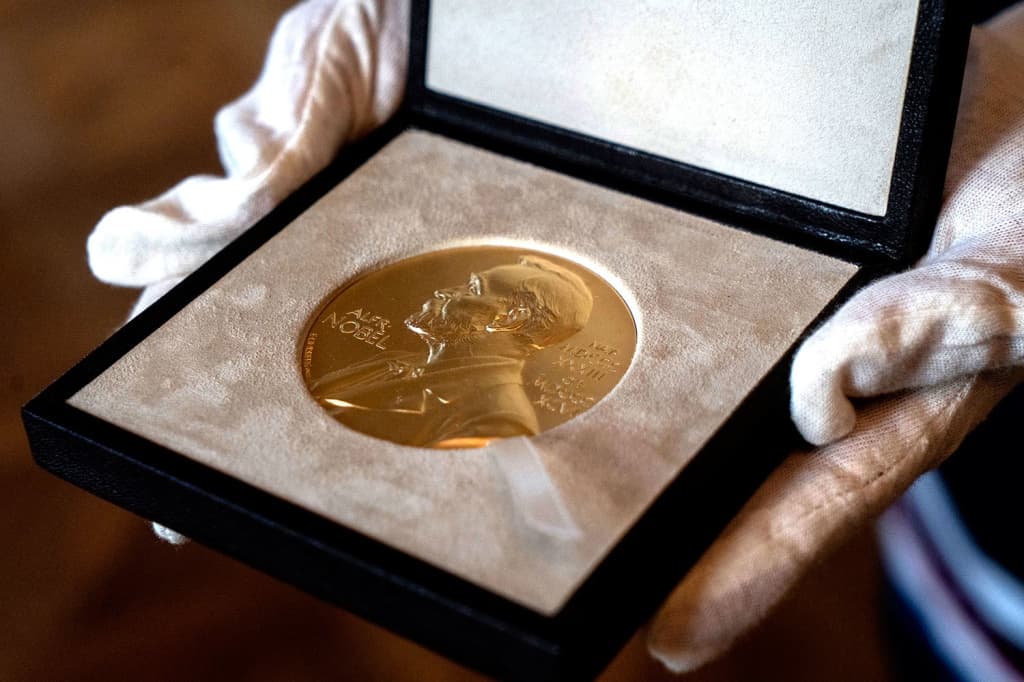 Nobel mukofoti sovrindorlaridan kimlar o‘z mukofotini sotgan, kimoshdi savdosiga qo‘ygan yoki sovg‘a qilgan?