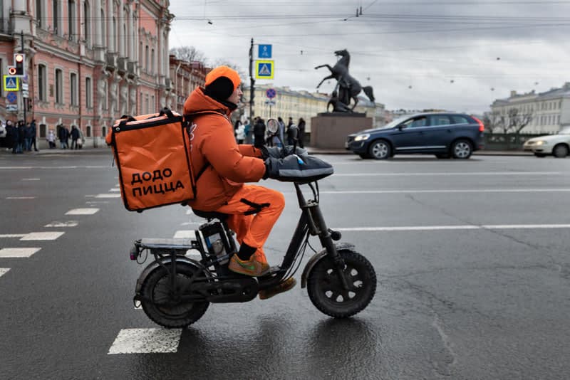 Peterburgda migrantlarga kurerlik qilish taqiqlandi