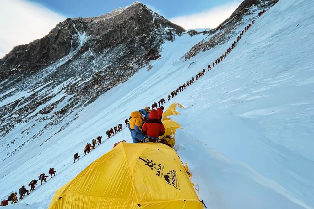 Everestdagi gidlar sayyohlarni zaharlash va firibgarlikda ayblanmoqda