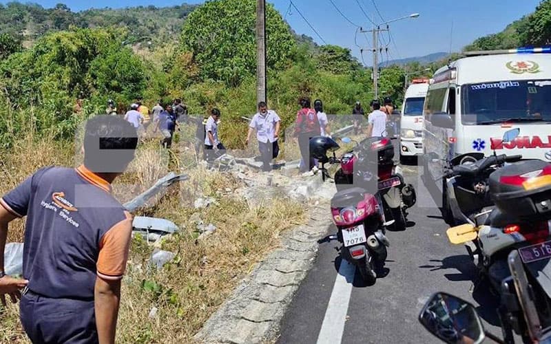 Tailandda ichida sayyohlar bo‘lgan avtobus 15 metr balandlikdan tushib ketdi