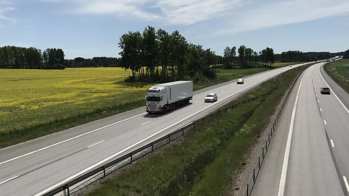 Shvetsiya elektromobillarni quvvatlantiradigan yo‘llarni quradi