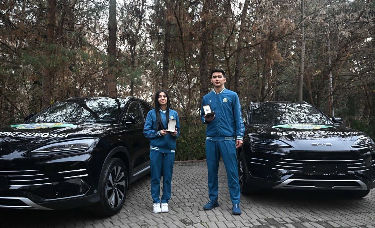 Чемпионам мира Гулшан Алимардоновой и Нажмиддину Косимходжаеву подарили автомобили