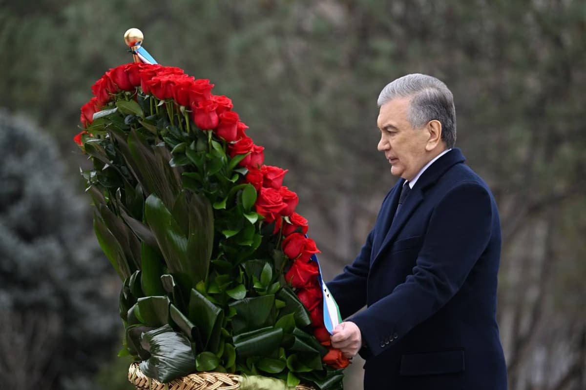 Foto: Shavkat Mirziyoyev Islom Karimov haykali poyiga gulchambar qo‘ydi