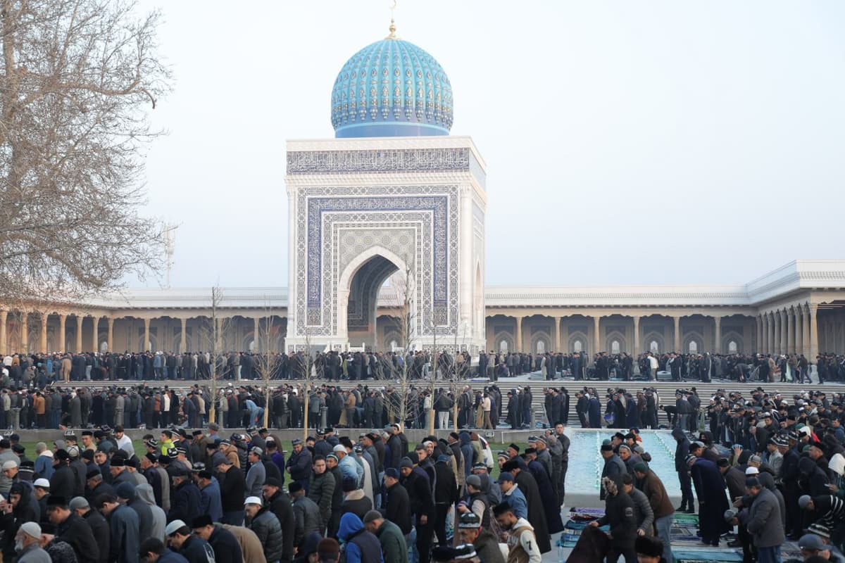 Foto: Imom Buxoriy masjid-majmuasida ilk hayit namozi o‘qildi