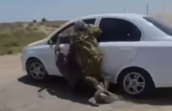 Qashqadaryoda haydovchi odamlarni sudrab ketdi