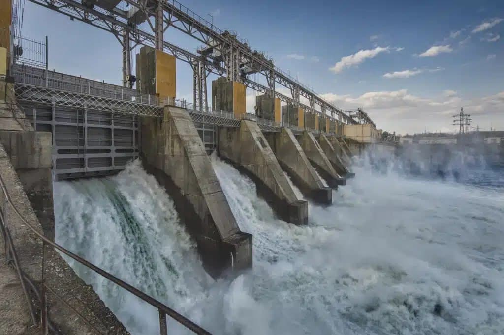 Из-за дефицита воды производство электроэнергии гидроэлектростанциями уменьшилось