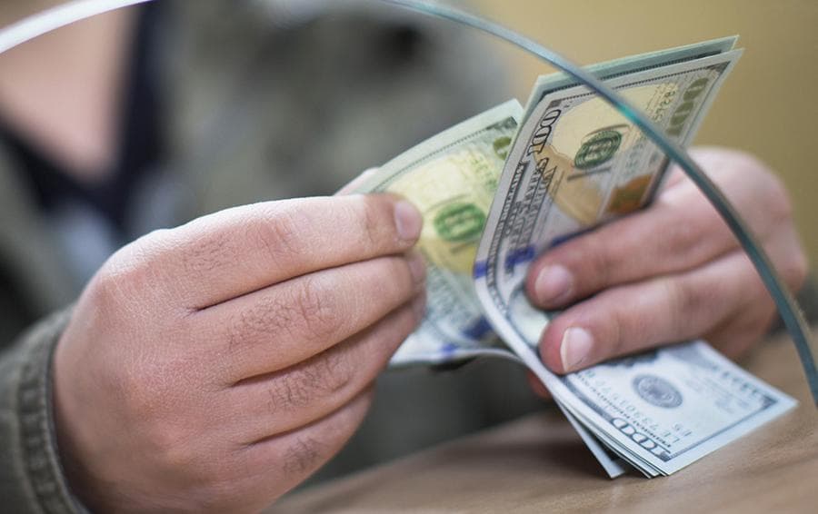 500 dollargacha naqd valutani bankka pasport taqdim etmasdan olishga ruxsat berilishi mumkin