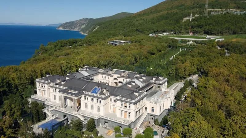«Putinning saroyi» yaqinida Ukraina droni qulaganidan so‘ng yuz bergan yong‘in 4 kunda o‘chirildi