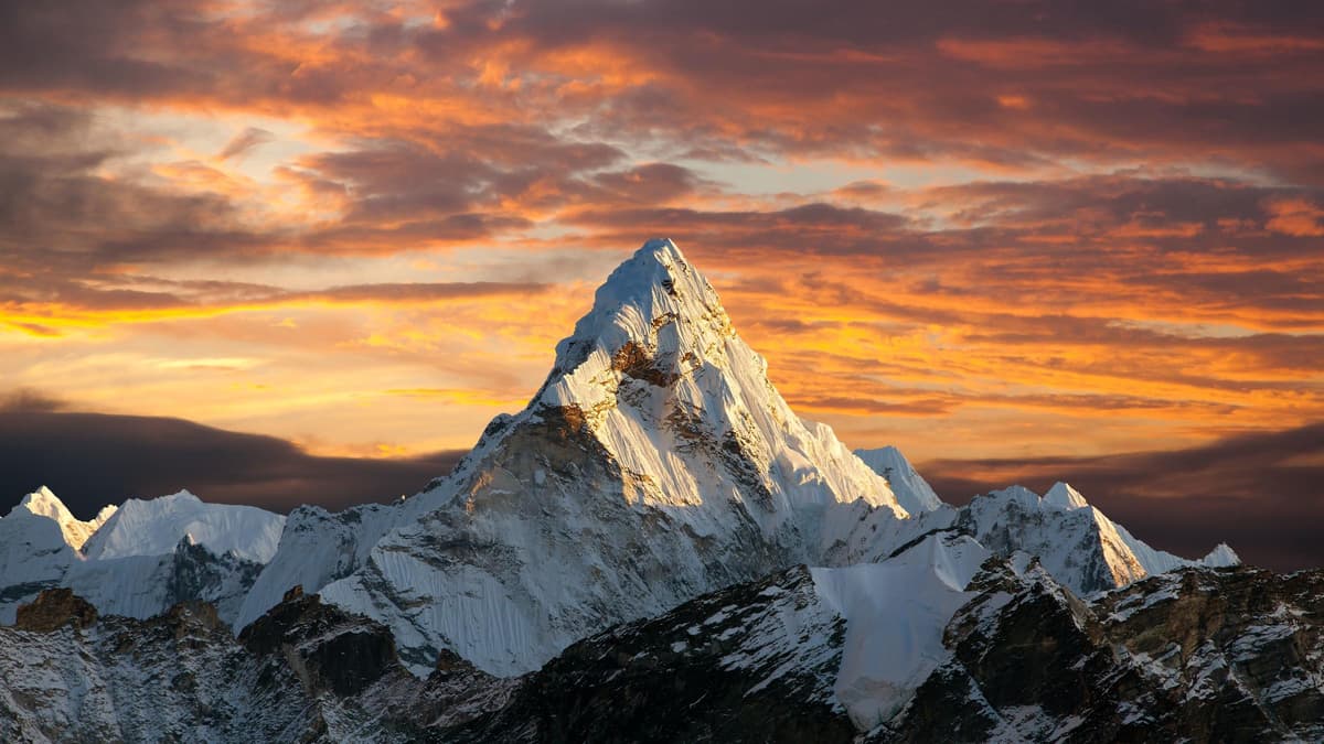Infografika: Quyosh tizimi cho‘qqilari oldidagi mitti Everest