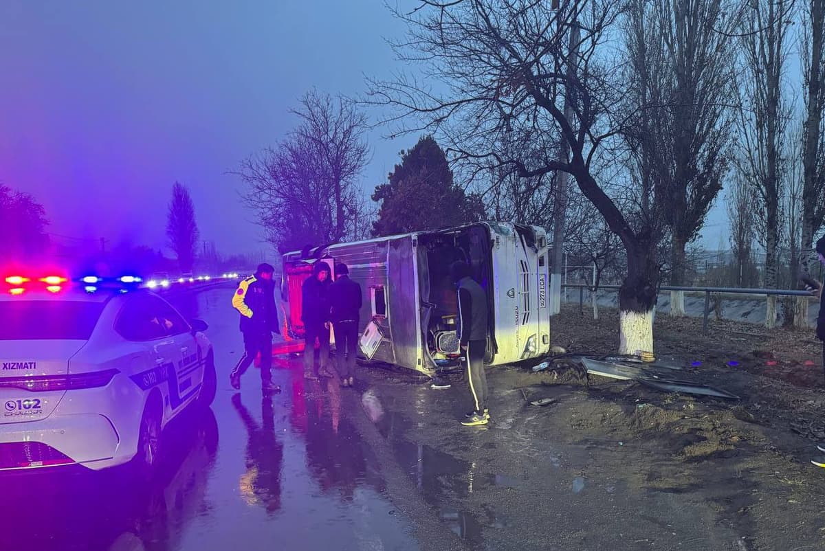 Yangiyo‘lda yuk mashinasi avtobus bilan to‘qnashdi