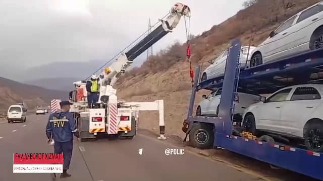 Cobalt mashinalari ortilgan treyler Qamchiqda xandaqqa tushib ketdi