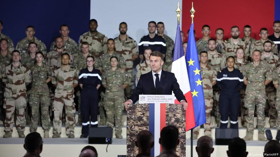 Makron eng yangi aviatashuvchi qurish rejalarini tasdiqladi