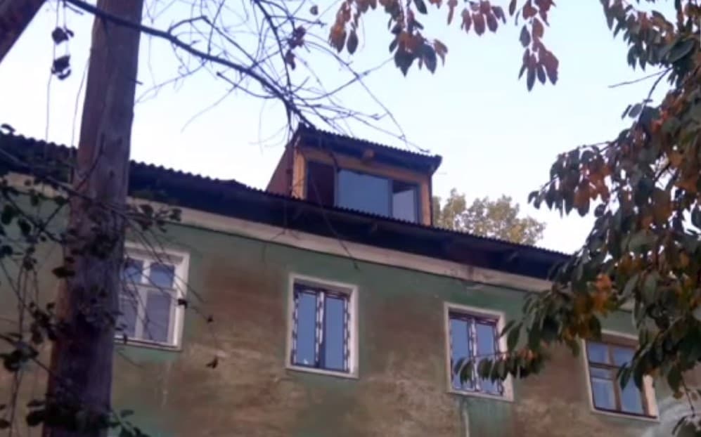 Toshkent viloyatida ko‘p qavatli uyning tomini o‘zlashtirgan shaxs jazolandi