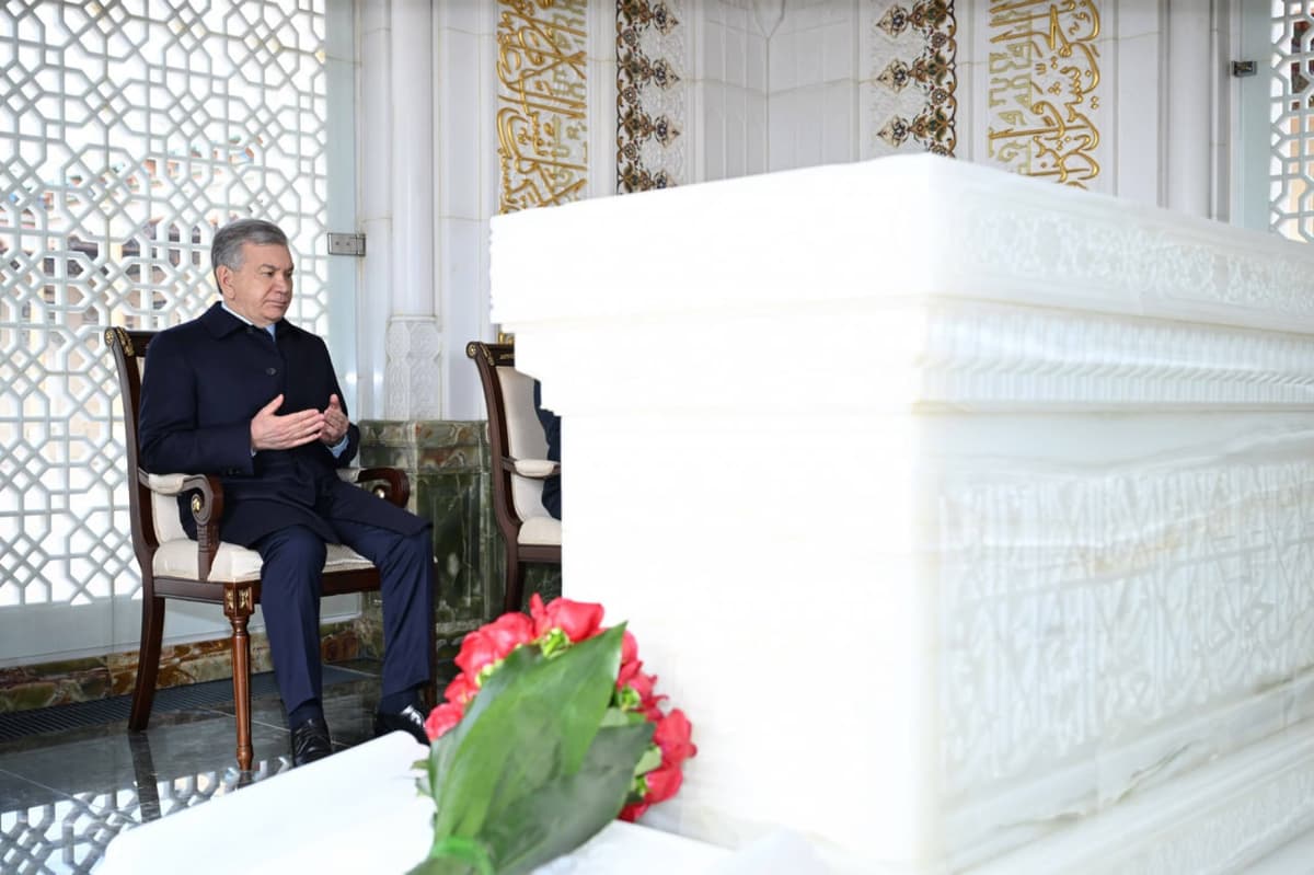 Shavkat Mirziyoyev Islom Karimov maqbarasini ziyorat qildi