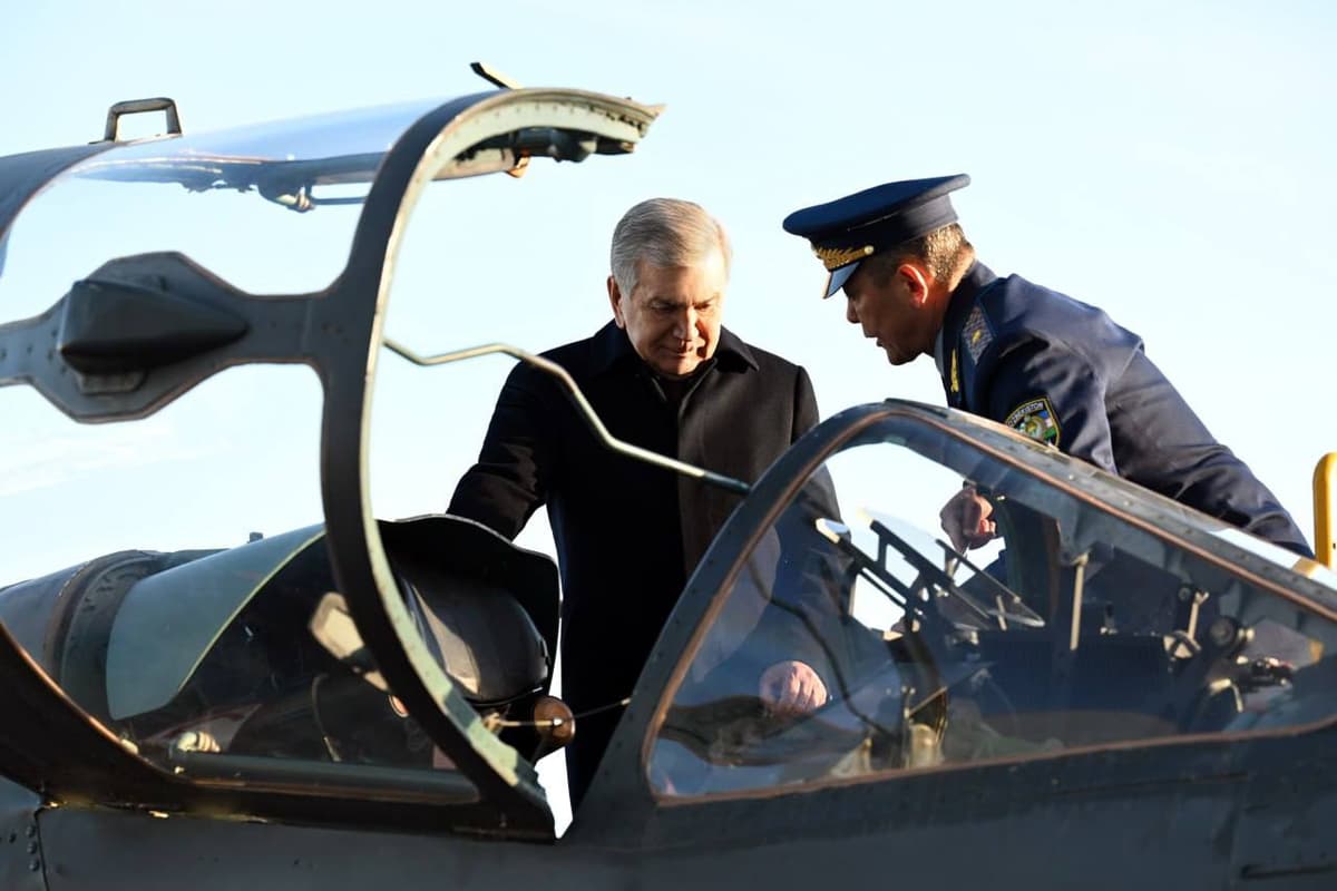 Shavkat Mirziyoyev Chirchiq aviatsiya ta’mirlash zavodi faoliyati bilan tanishdi