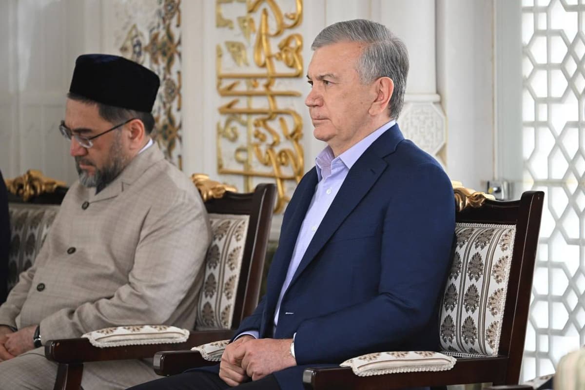 Mirziyoyev birinchi prezident maqbarasini ziyorat qildi