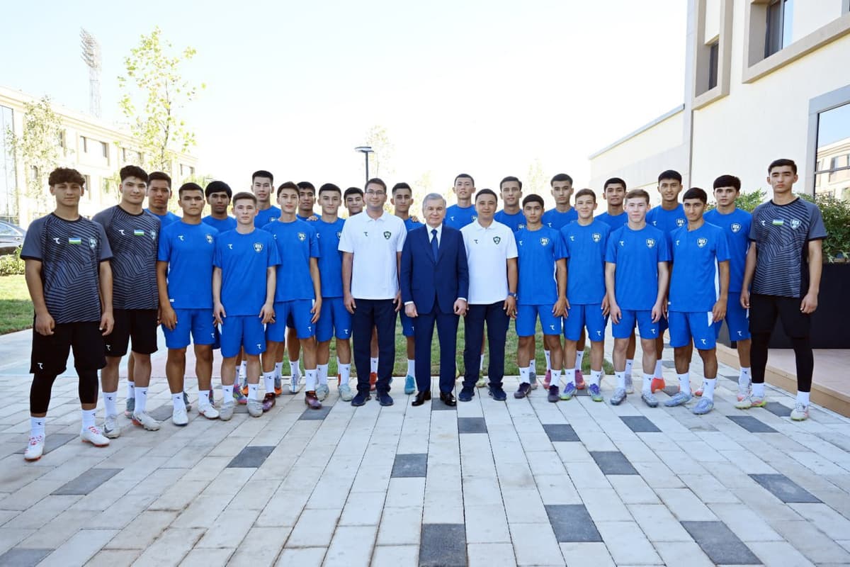 Shavkat Mirziyoyev Yuqori Chirchiq tumanida barpo etilgan Milliy futbol markazi bilan tanishdi
