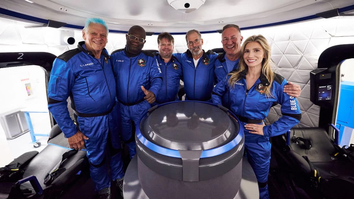 Blue Origin капсуласи 6 нафар турист билан суборбитал парвозни амалга оширди