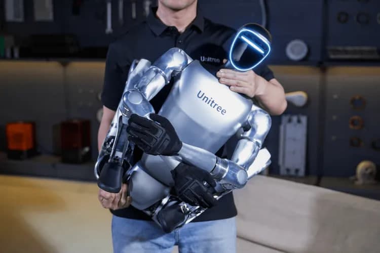 Xitoy humanoid roboti kung-fu ustasiga aylanmoqda