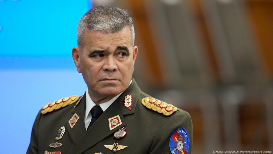 Мадуронинг сафдоши Венесуэла Мудофаа вазирлигини бошқаришдан четлатилди